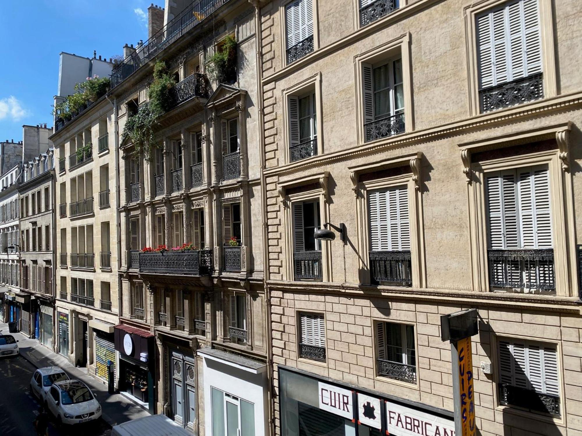 Romantic Near Le Marais Apartment