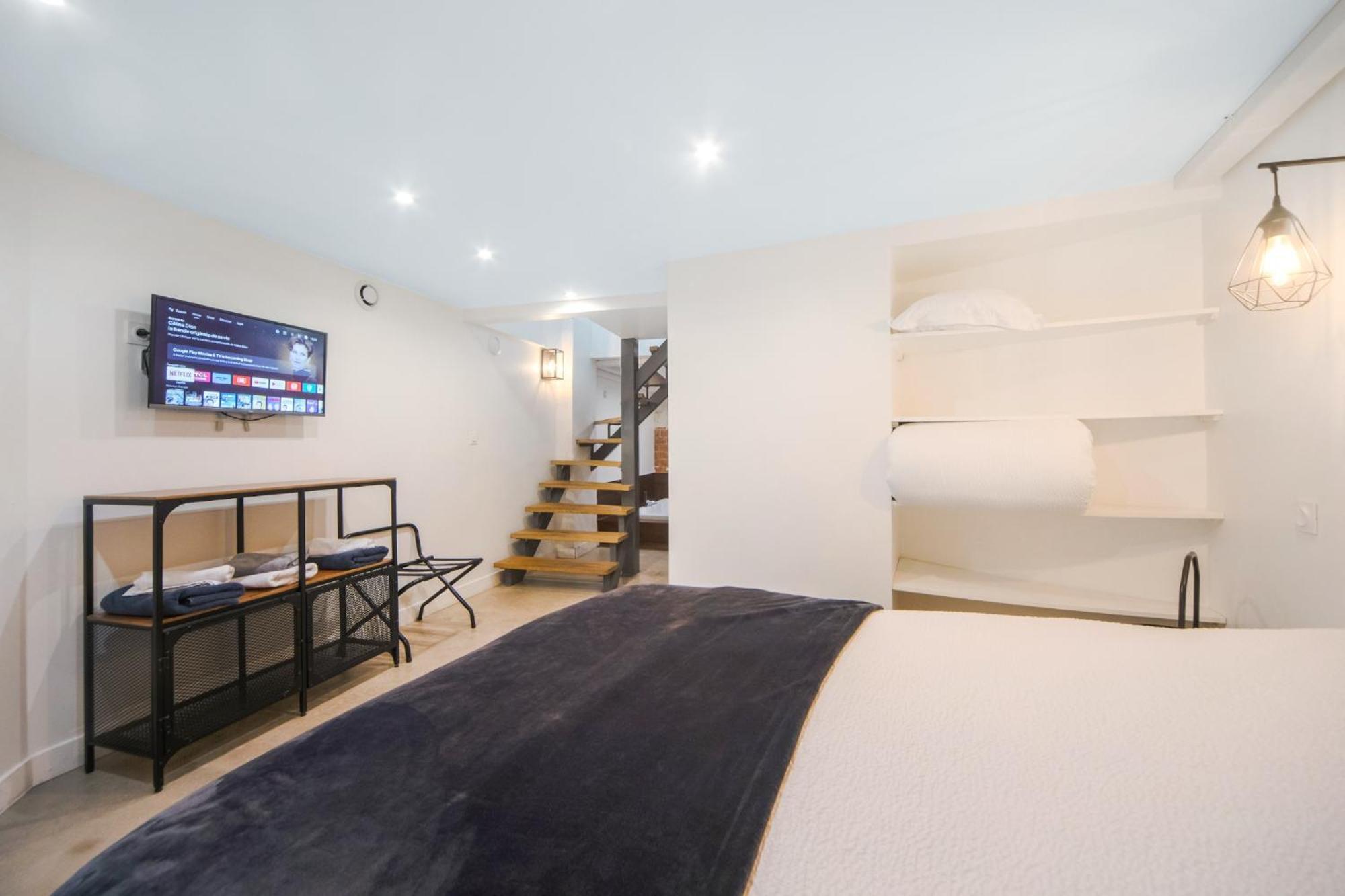 Large Flat Very Close To Montmartre
