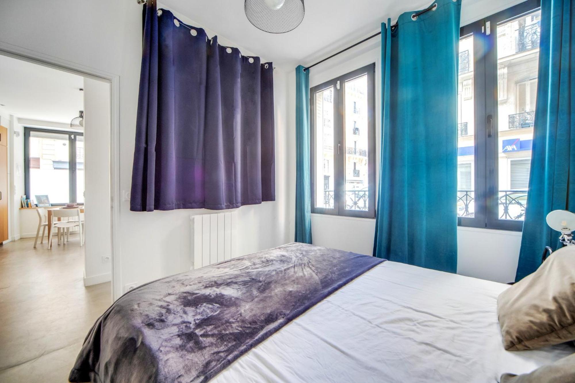 Large Flat Very Close To Montmartre *