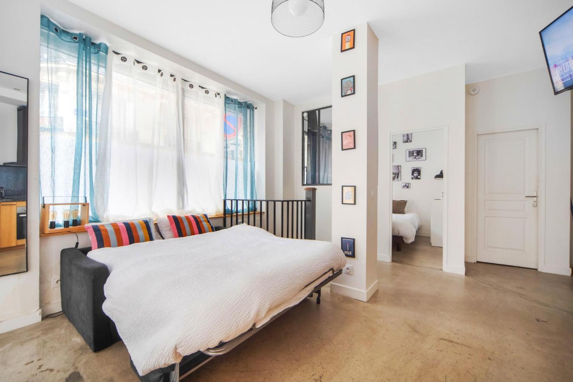 Large Flat Very Close To Montmartre *