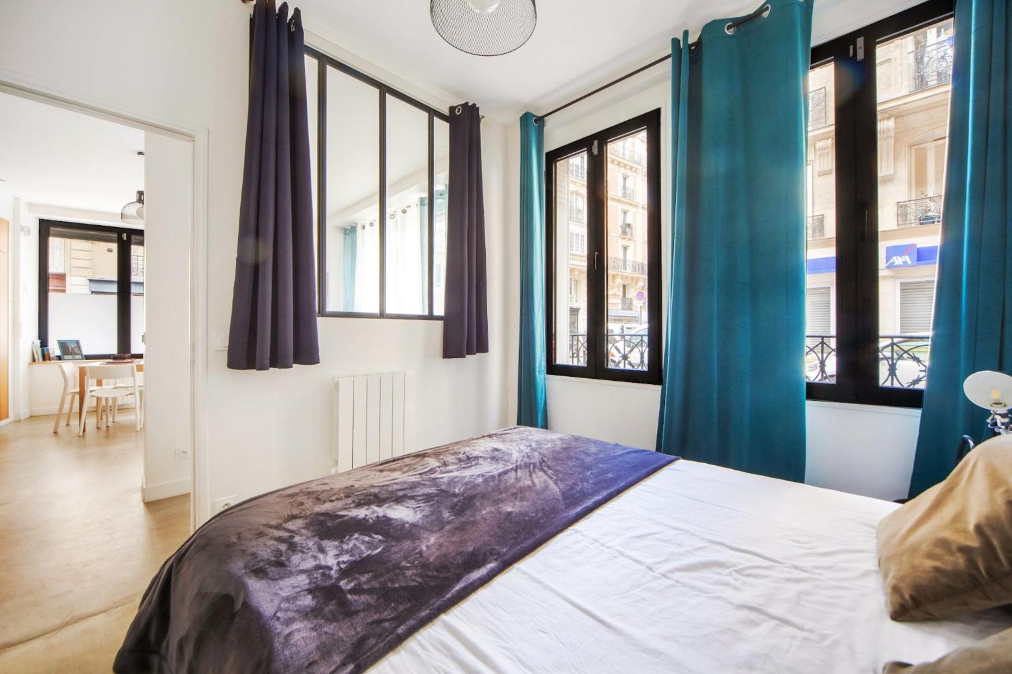 Large Flat Very Close To Montmartre Paris