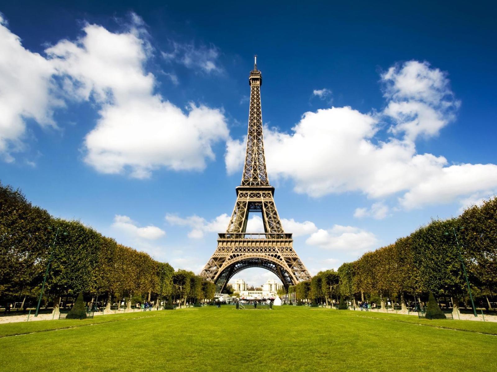 Tour Eiffel & Champs Elysees Business Apartment: Bright 2br With Housekeeping Apartment
