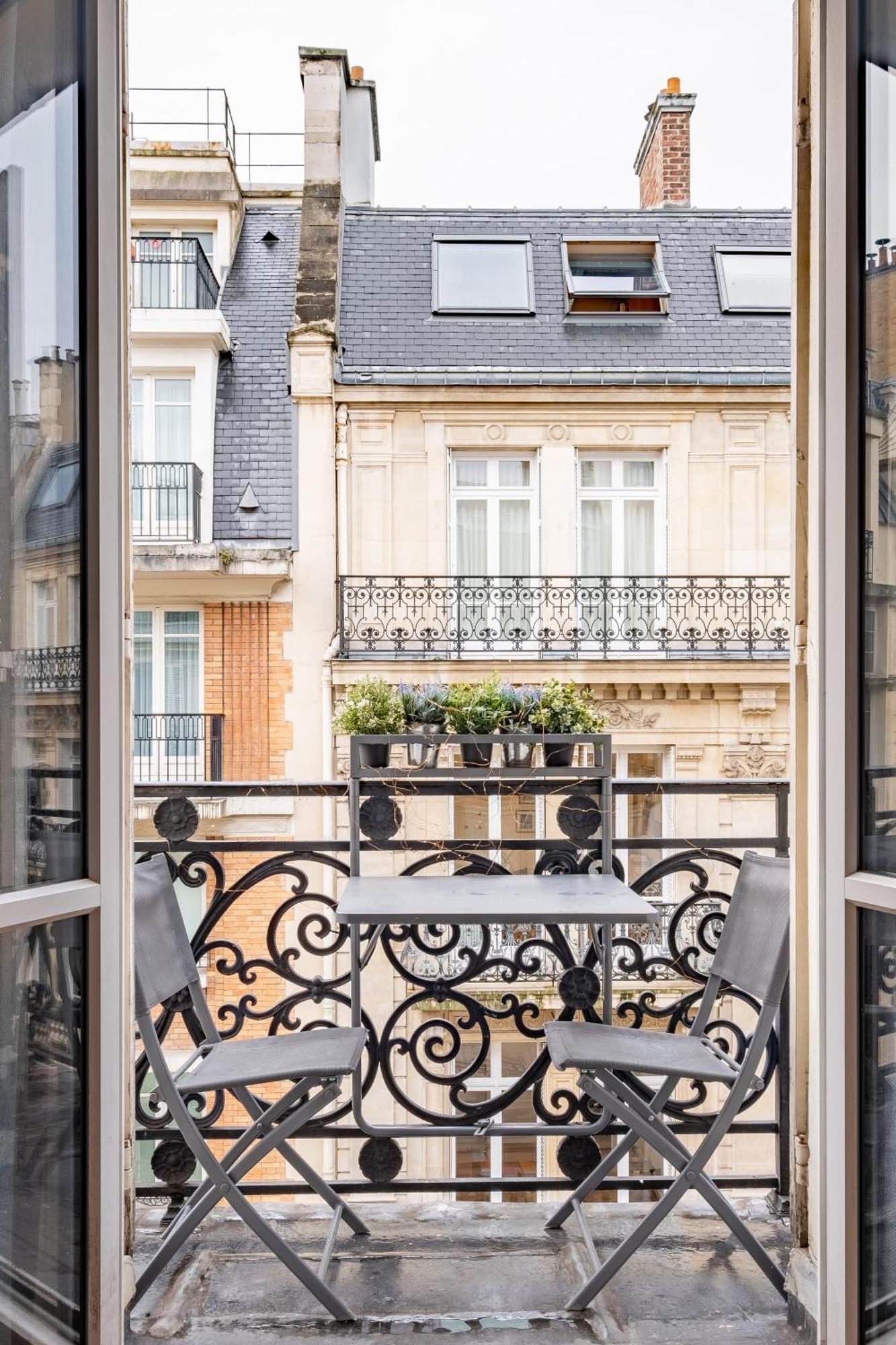 Veeve - The Artist's Paris