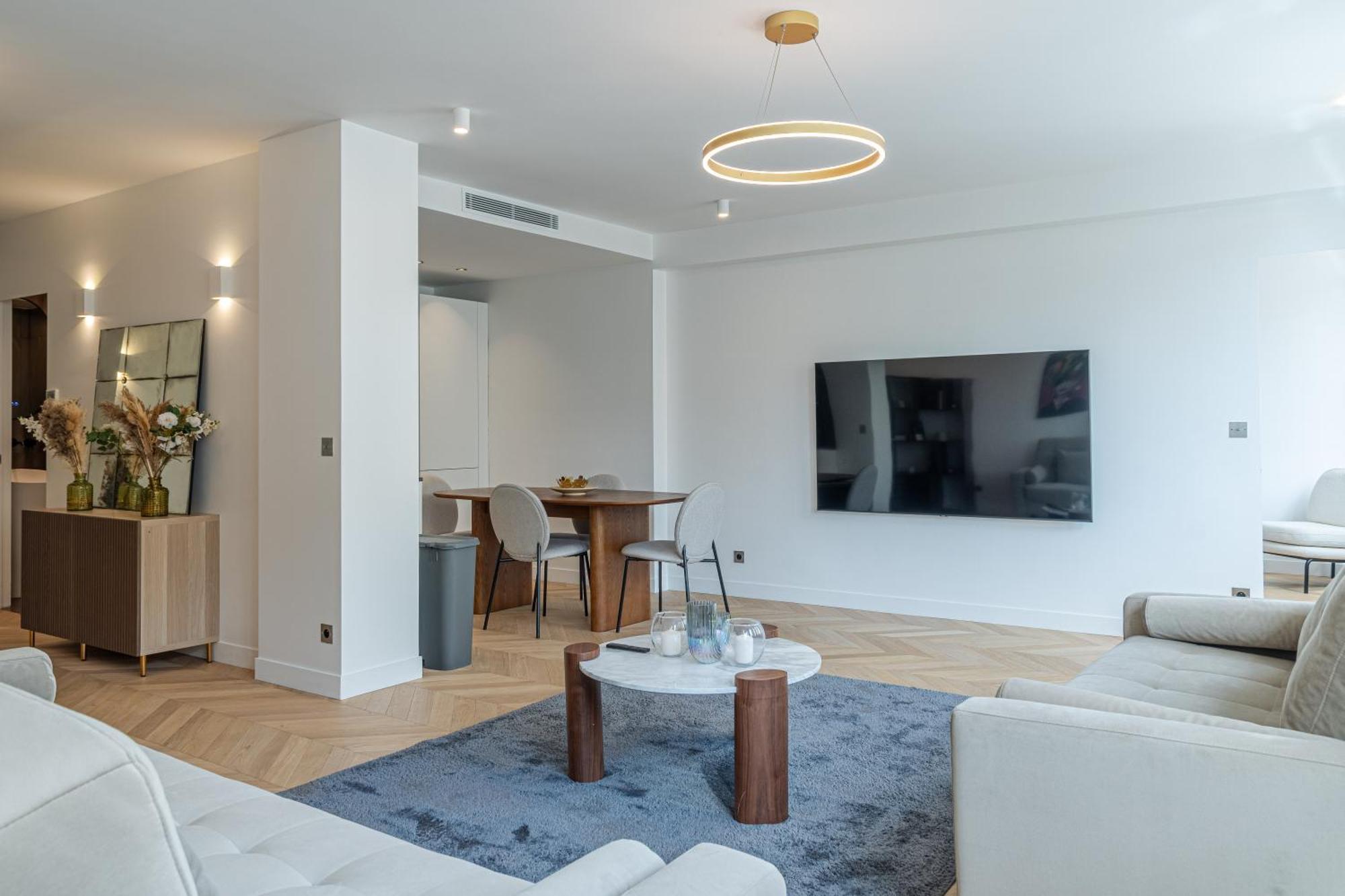 Lavie Maison : A C & Eiffel Tower View