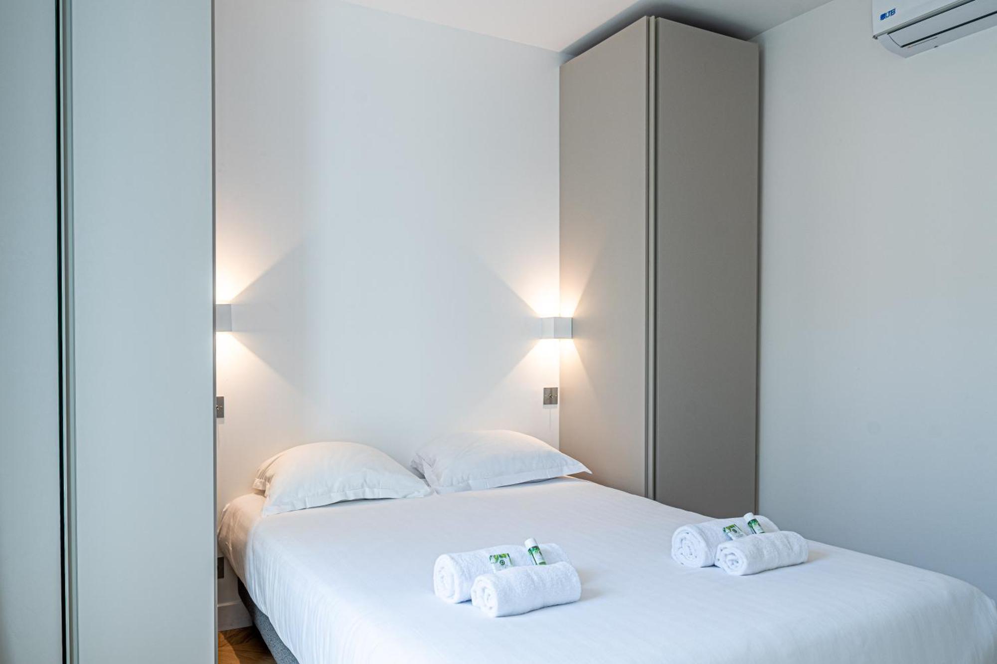 Apartment Lavie Maison : A C & Eiffel Tower View Paris