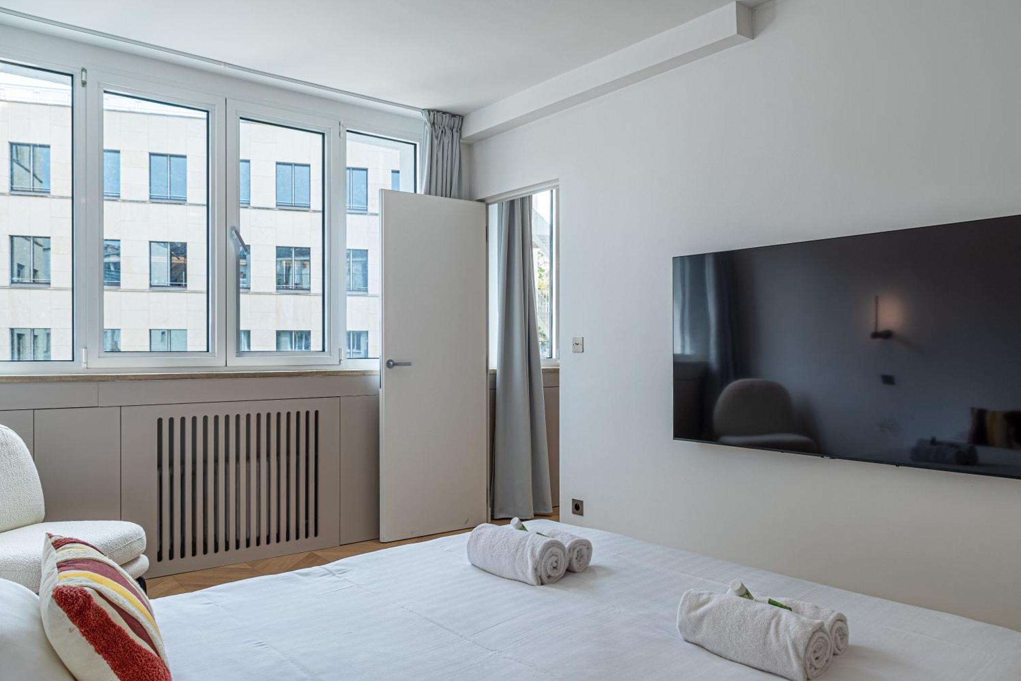 Lavie Maison : A C & Eiffel Tower View