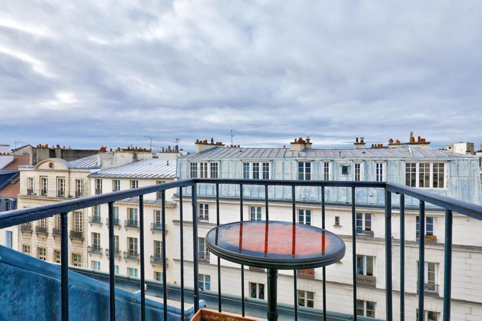 Apartment Cosy Under The Roofs Of Paris