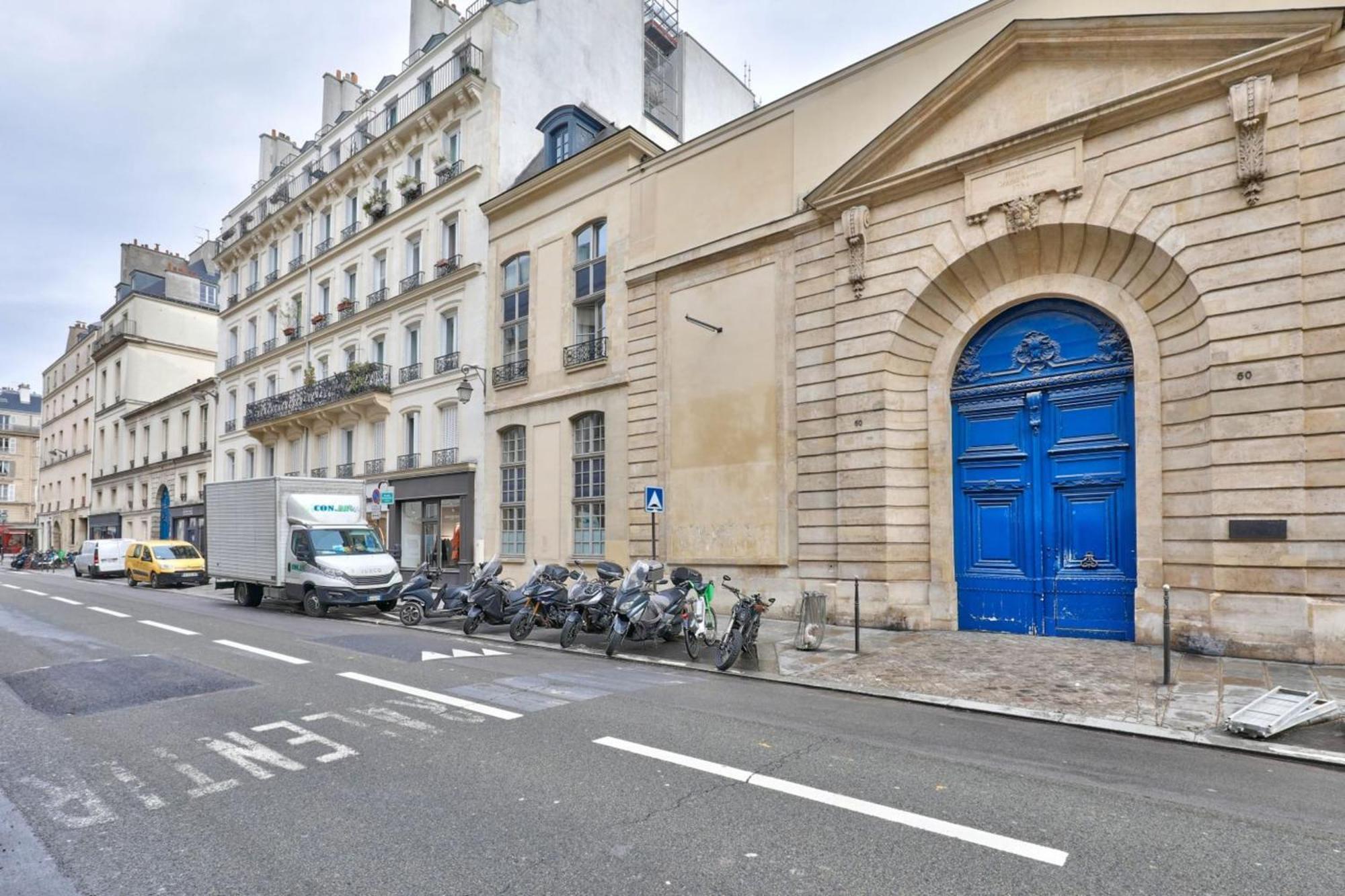 Cosy Under The Roofs Of Apartment Paris