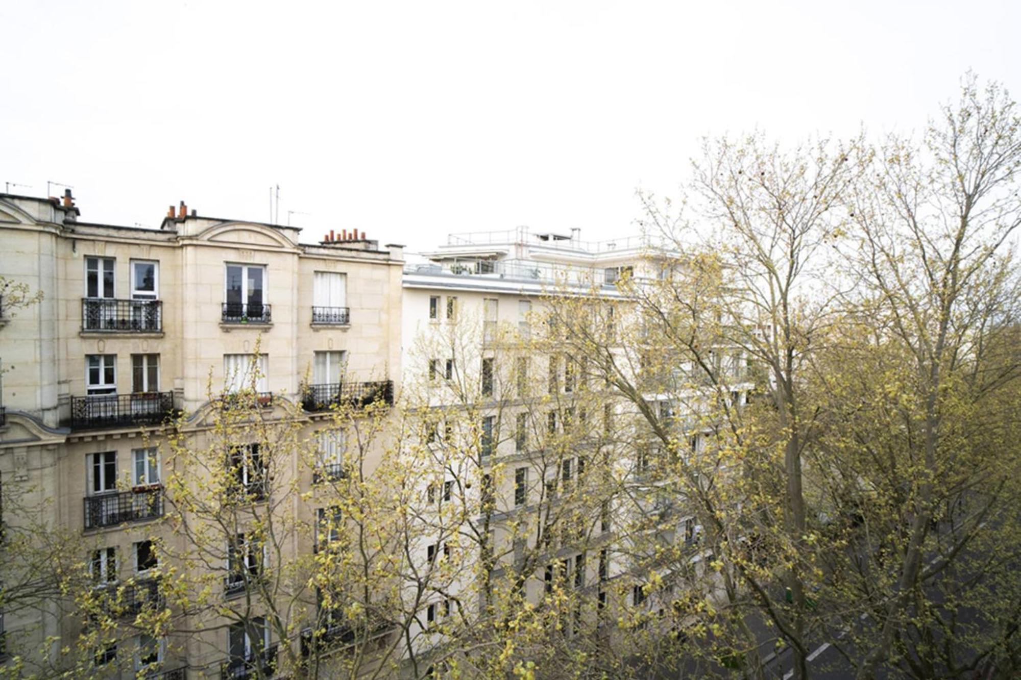 Near Buttes Chaumont Apartment