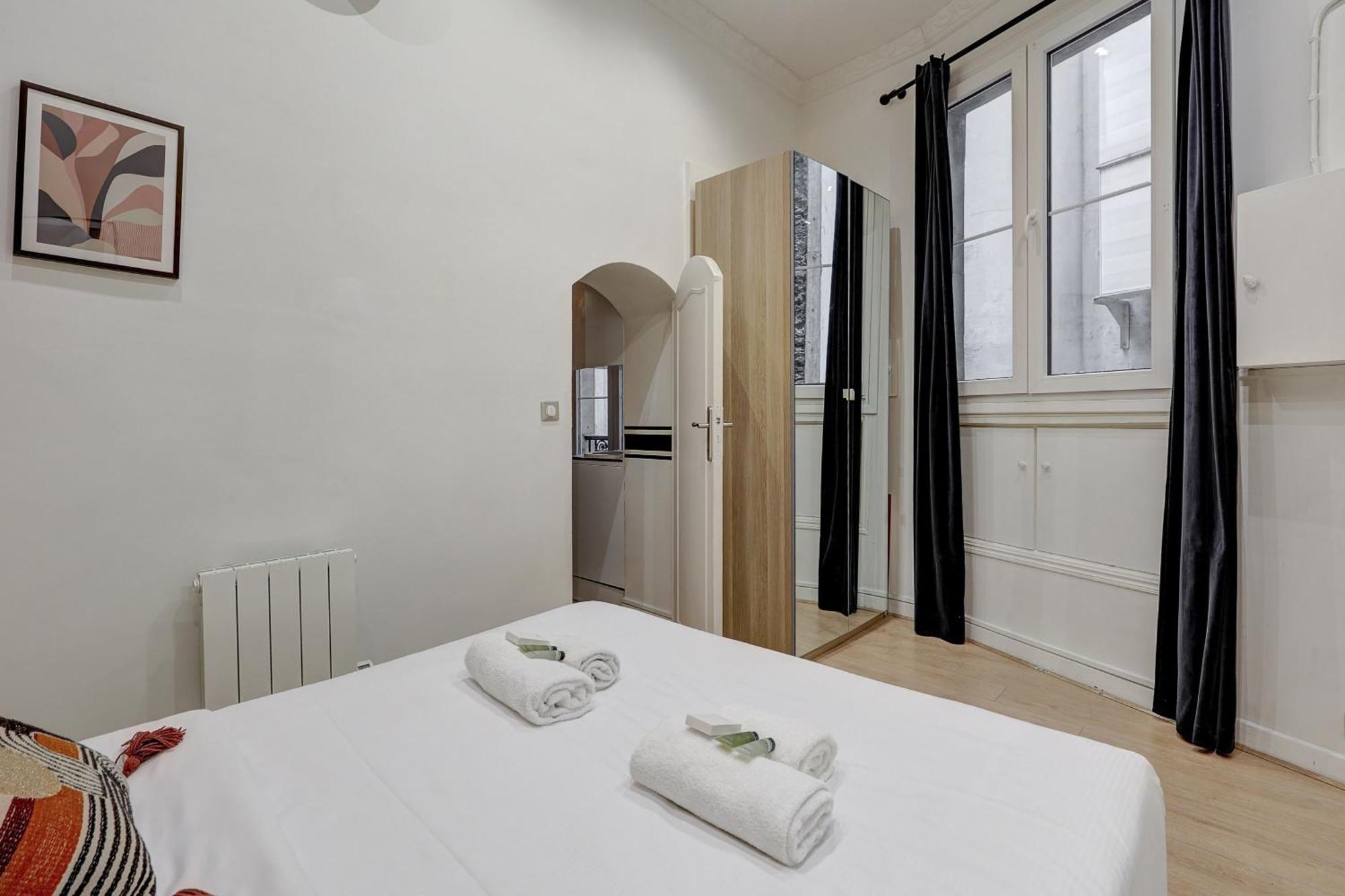 106 - Fabulous In Champs Elysees Apartment Paris