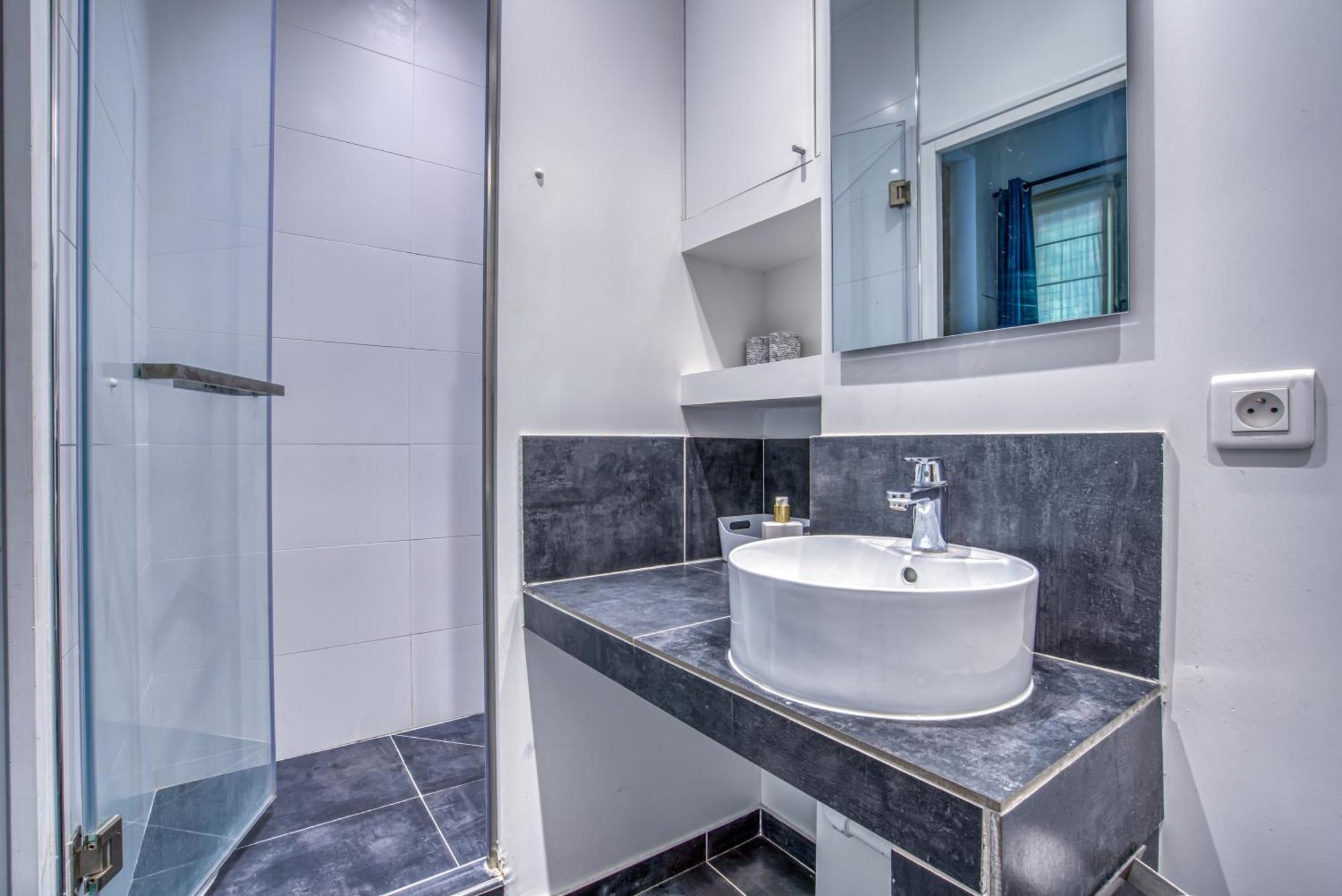 Apartment Nemo, Avec Mezzanine Sur Cour Porte Maillot *