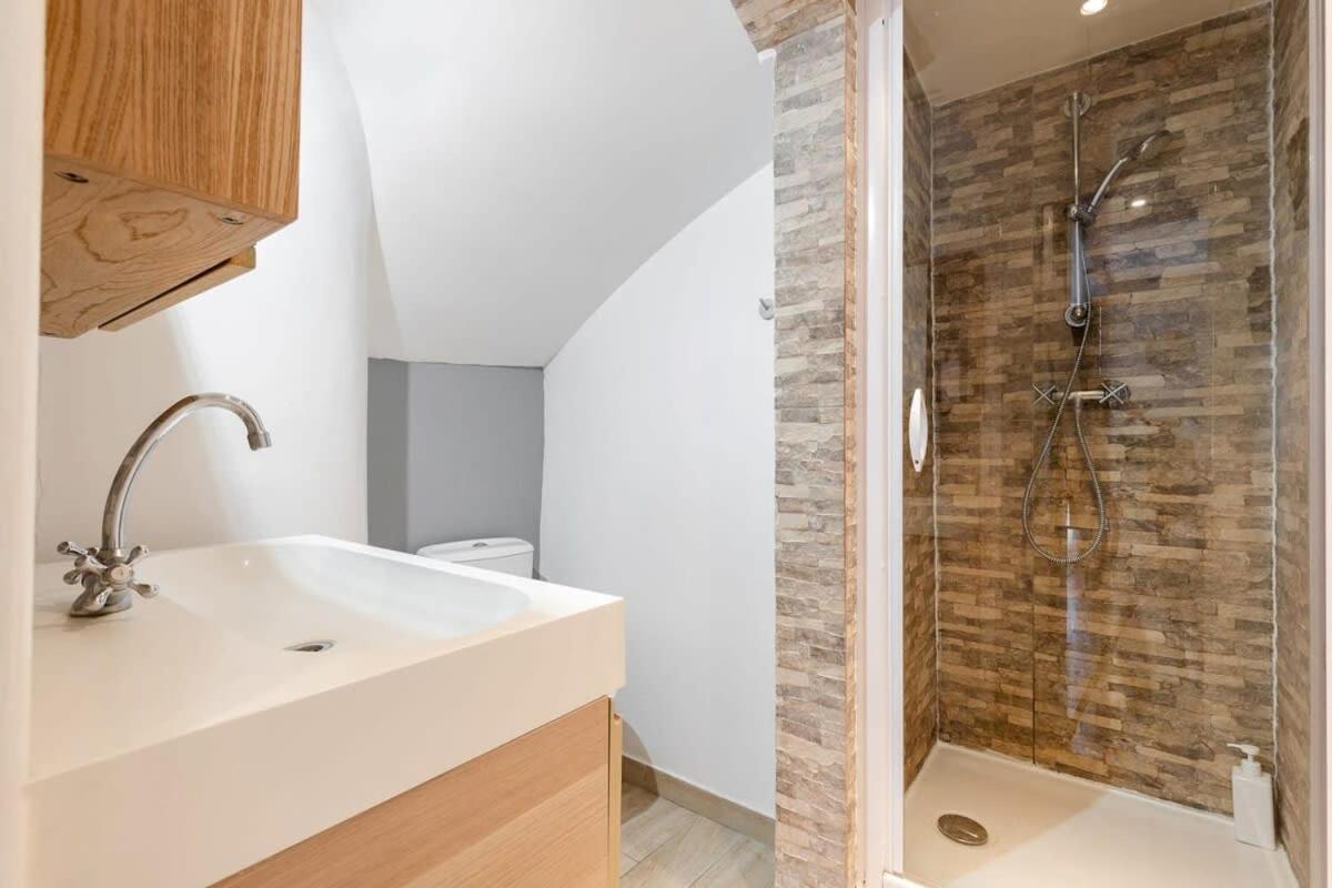 Avenue De Mars 2br Paris