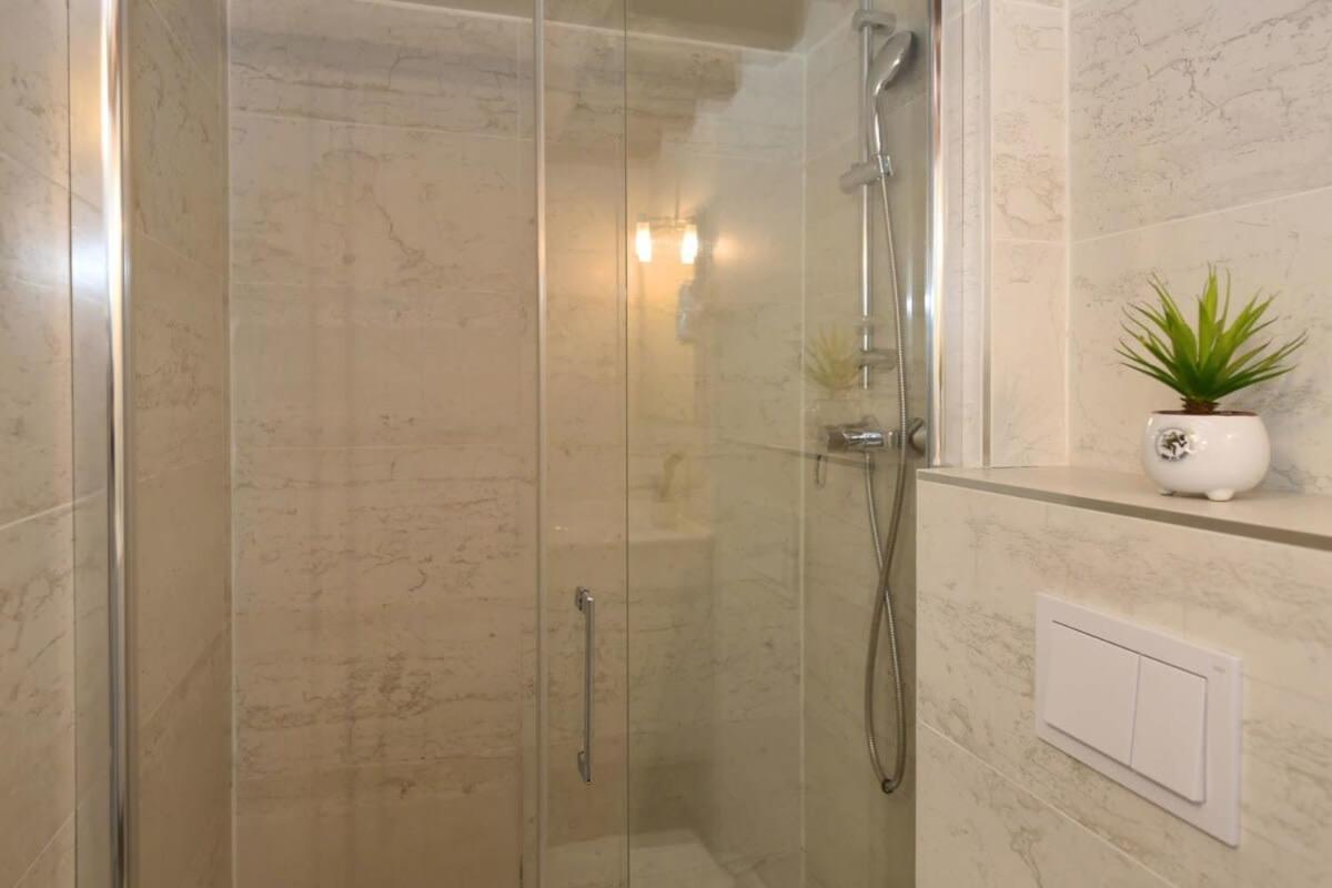 Apartment Studio Parisien 20m2 En Face Du Musee Grevin - 2p *