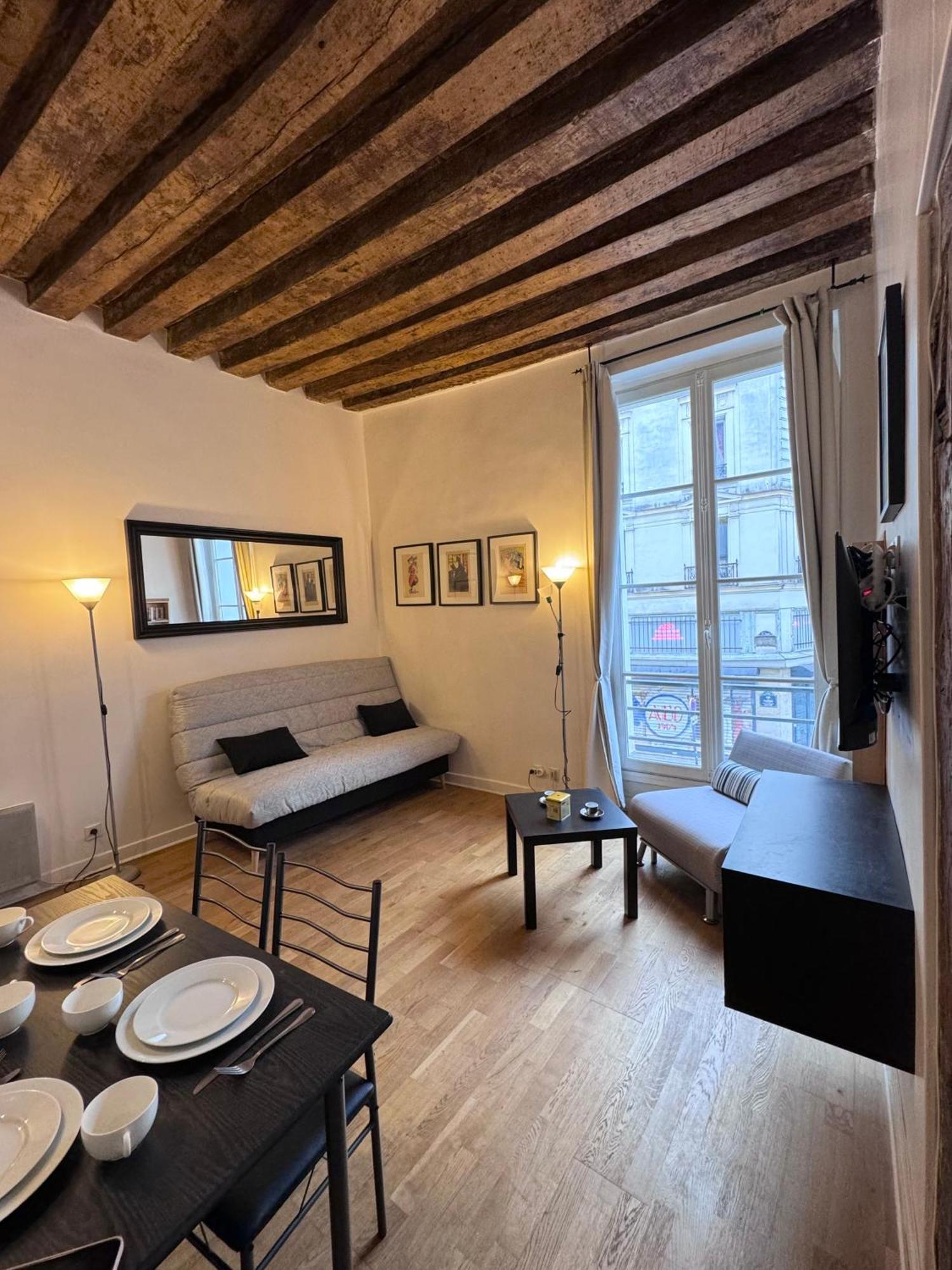 Apartment Typique Parisien Au Coeur Du Marais Paris