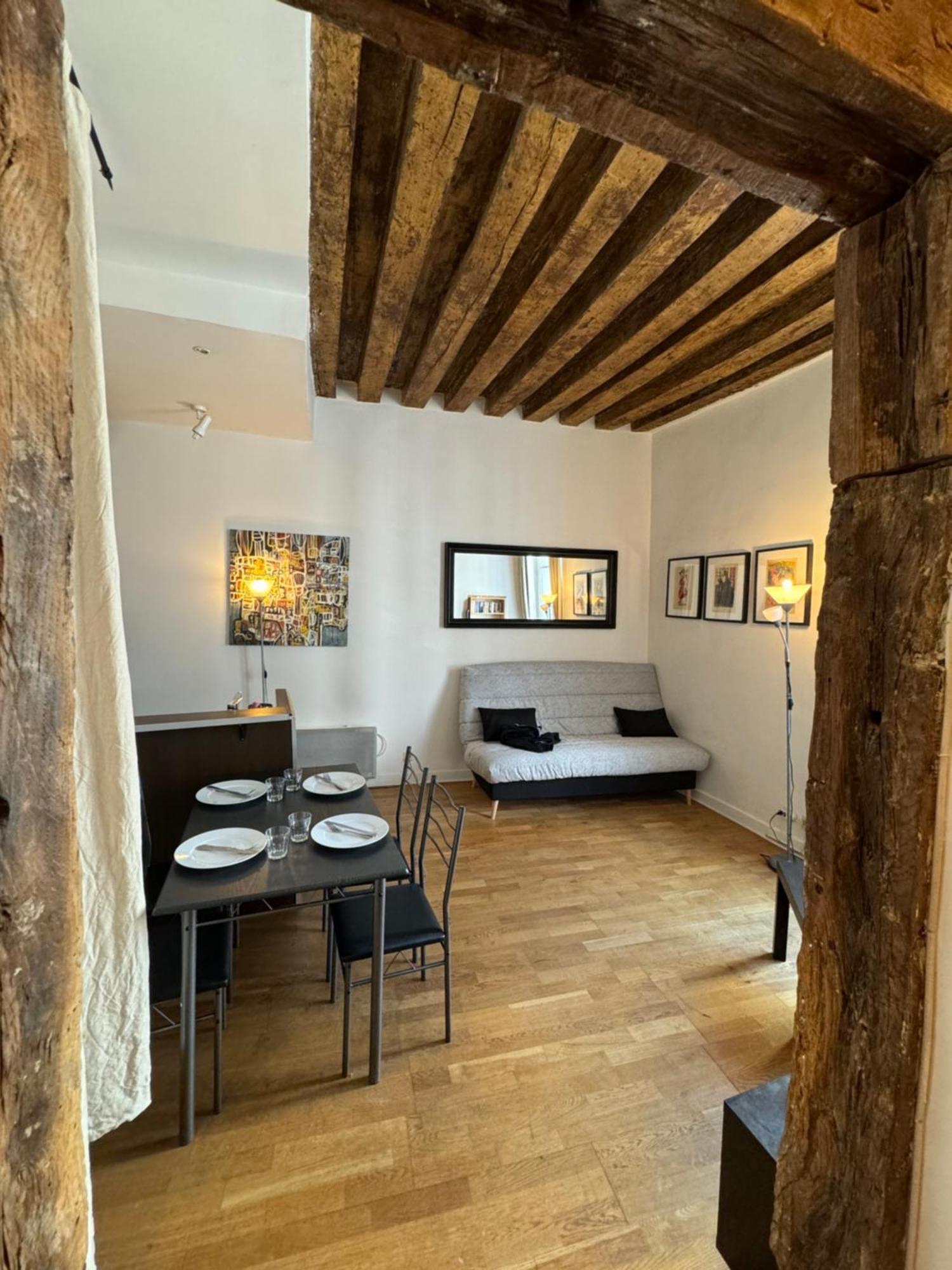 Typique Parisien Au Coeur Du Marais Paris