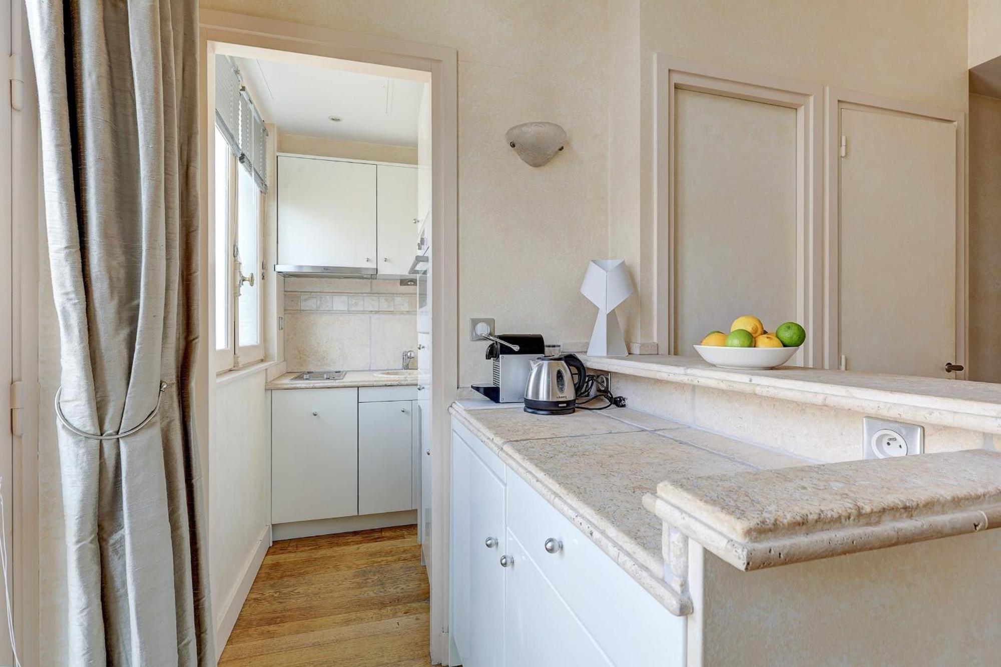 Avenue Des Champs-elysees - Cityapartmentstay Paris