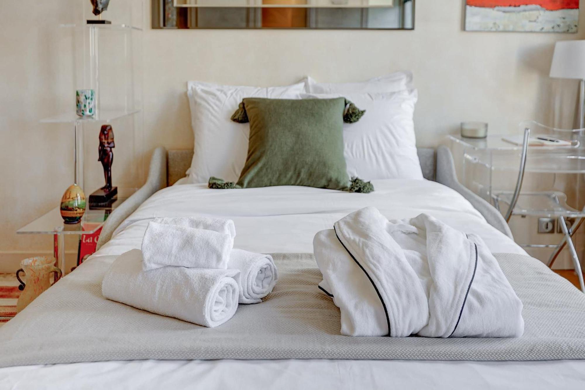 Avenue Des Champs-elysees - Cityapartmentstay
