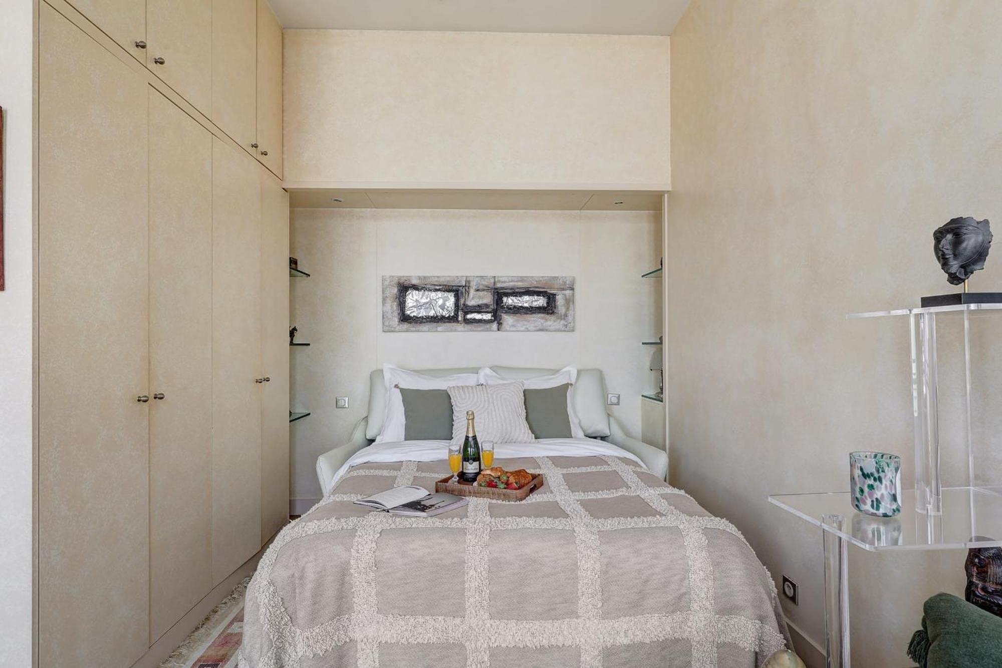 Avenue Des Champs-elysees - Cityapartmentstay Paris