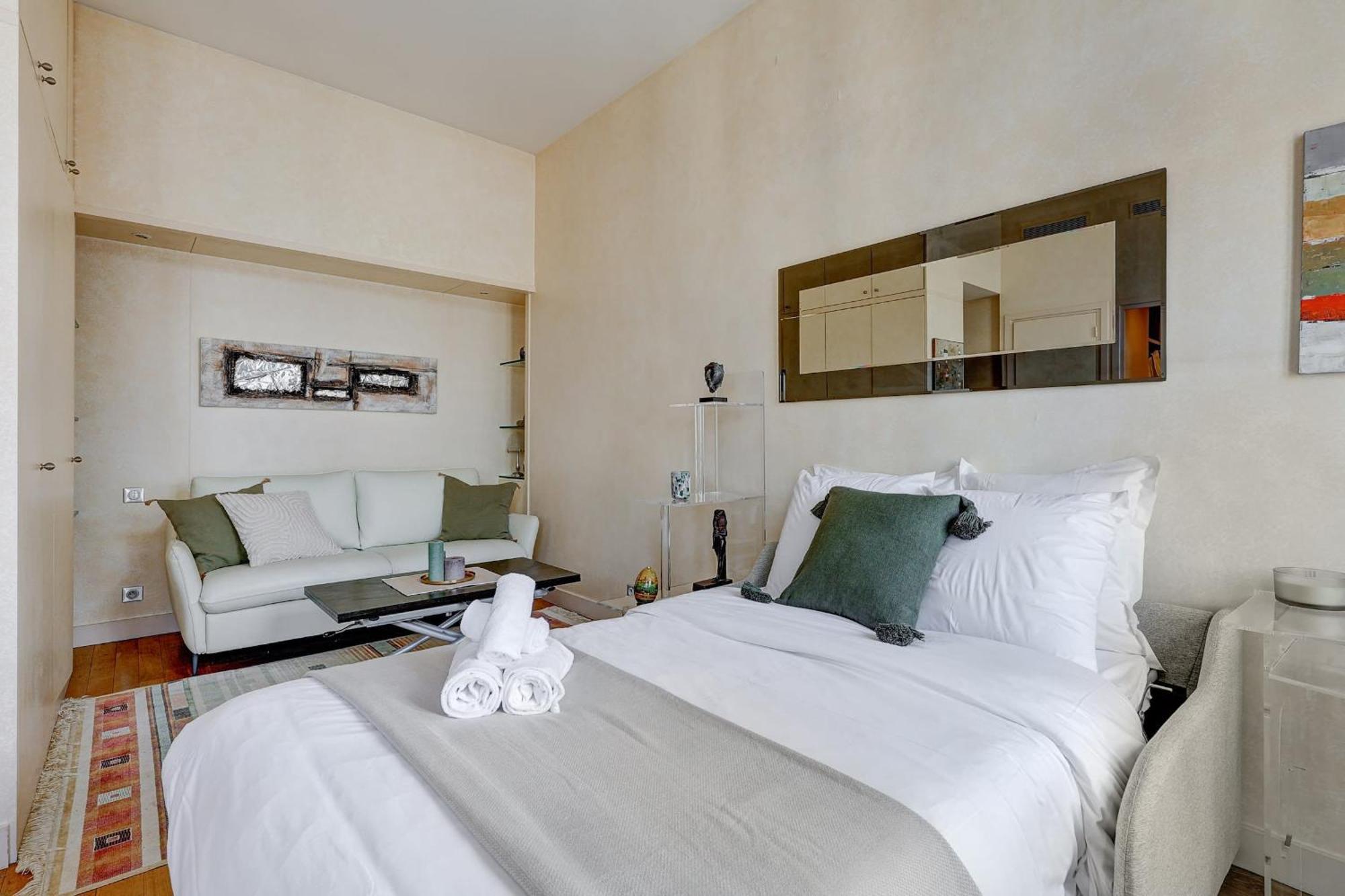 Avenue Des Champs-elysees - Cityapartmentstay Paris