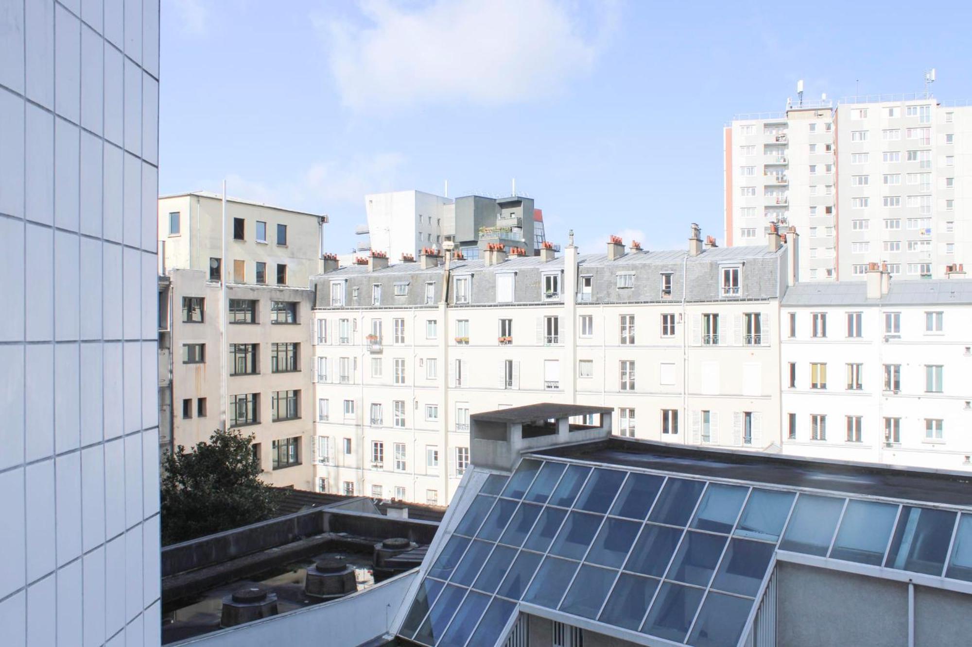 Spacious Cocoon With A Terrace View On The Canal