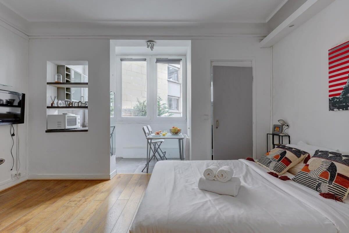 Apartment 102- Beautiful Studio Near Champs Elysees Paris