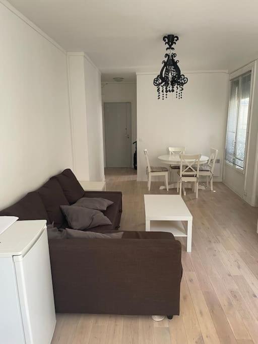8th, Bright, Very Good Location Apartamento