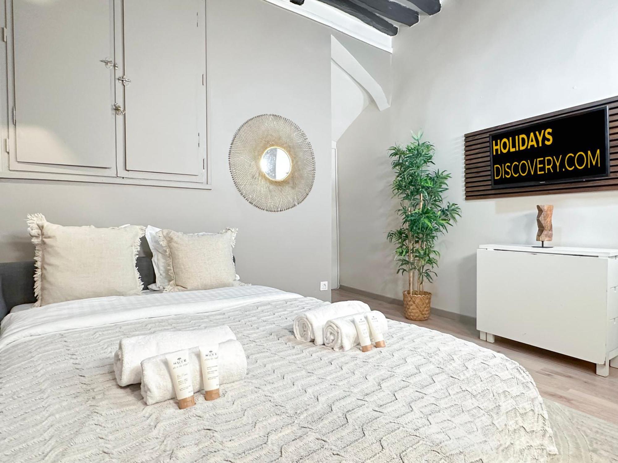 Chic Louvre Apartment