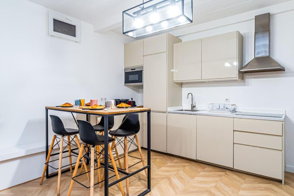 6 Personnes Montmartre Paris