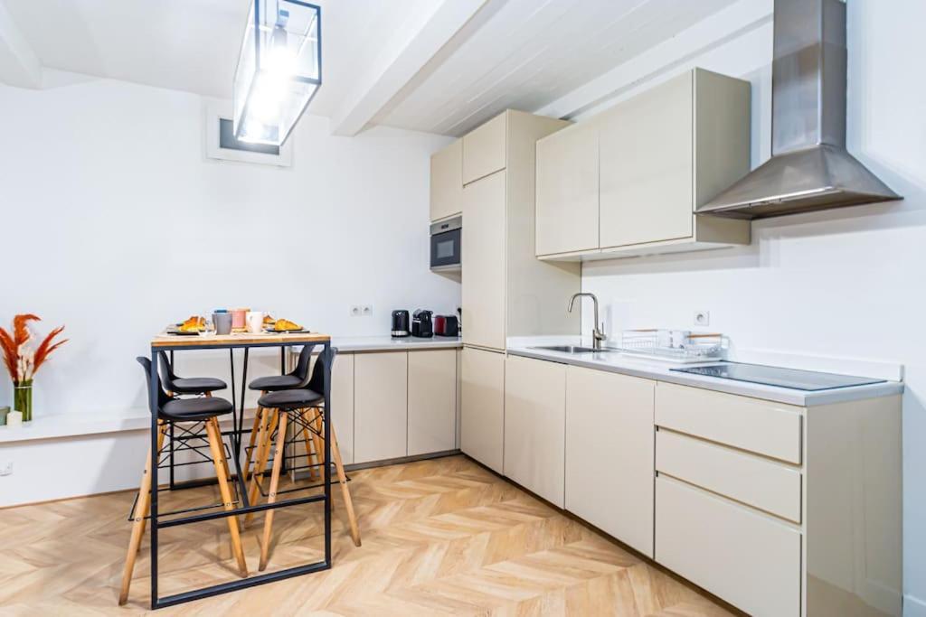 6 Personnes Montmartre Paris