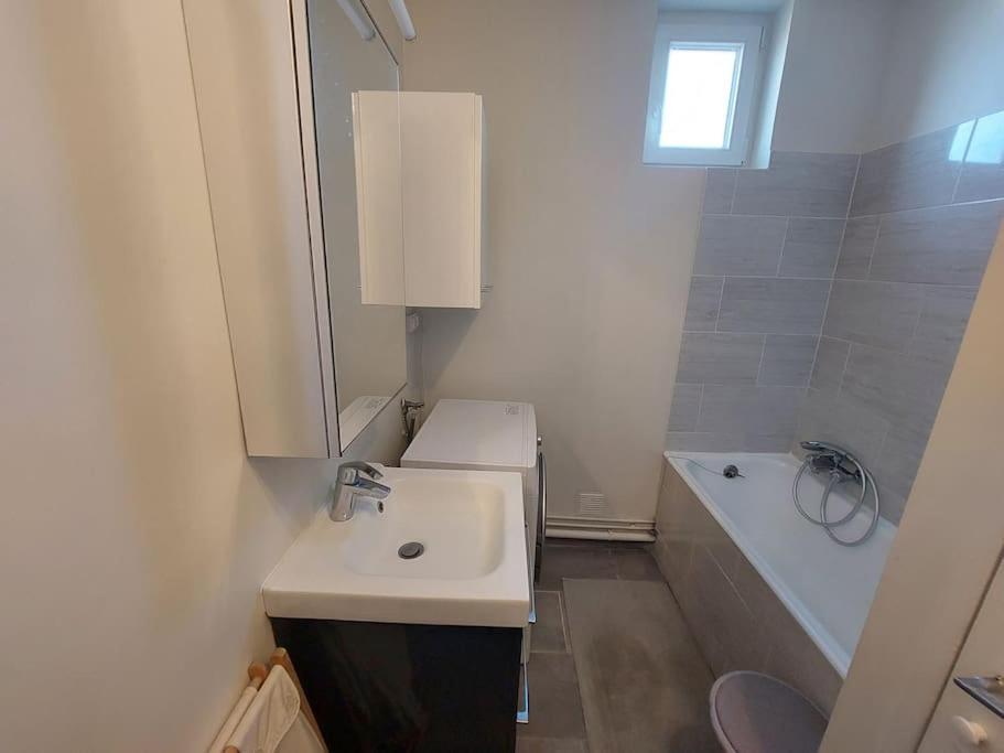 Apartment With Tour Eiffel View And Montmartre