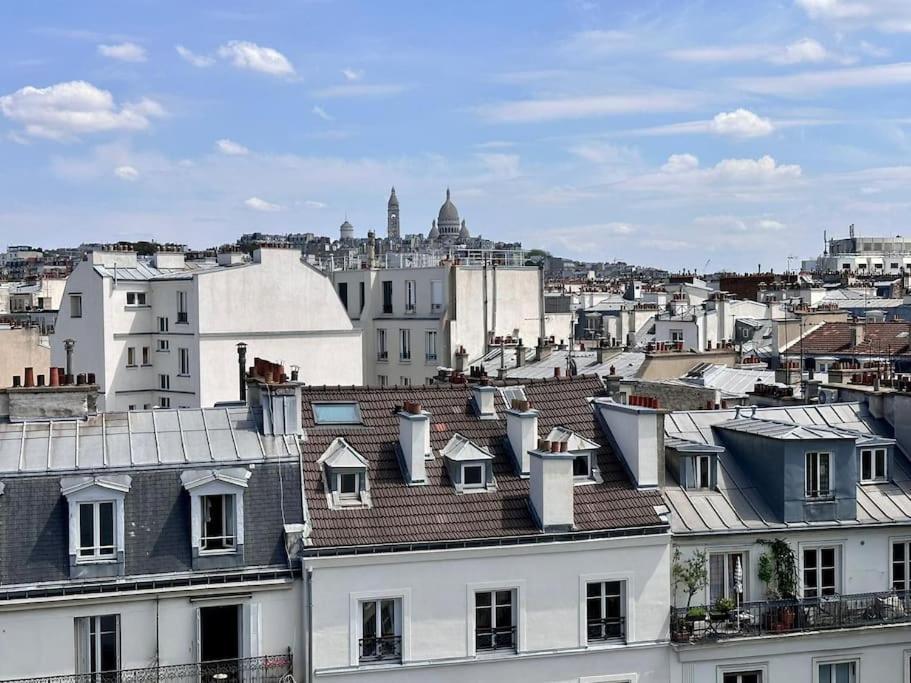 With Tour Eiffel View And Montmartre