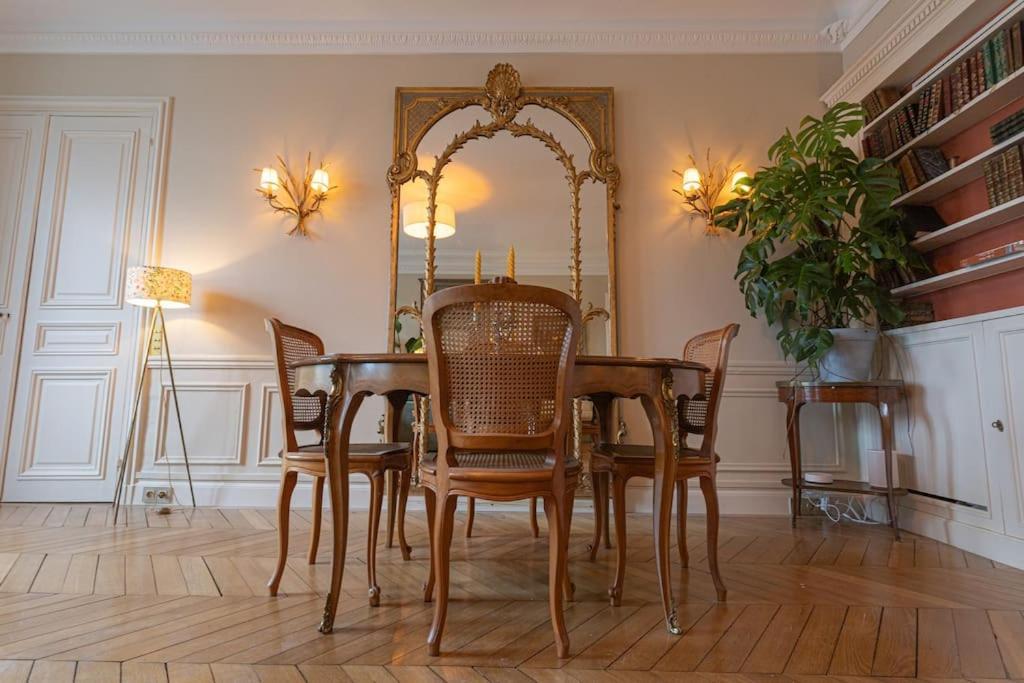 Vue Louvre Et Seine Apartment Paris