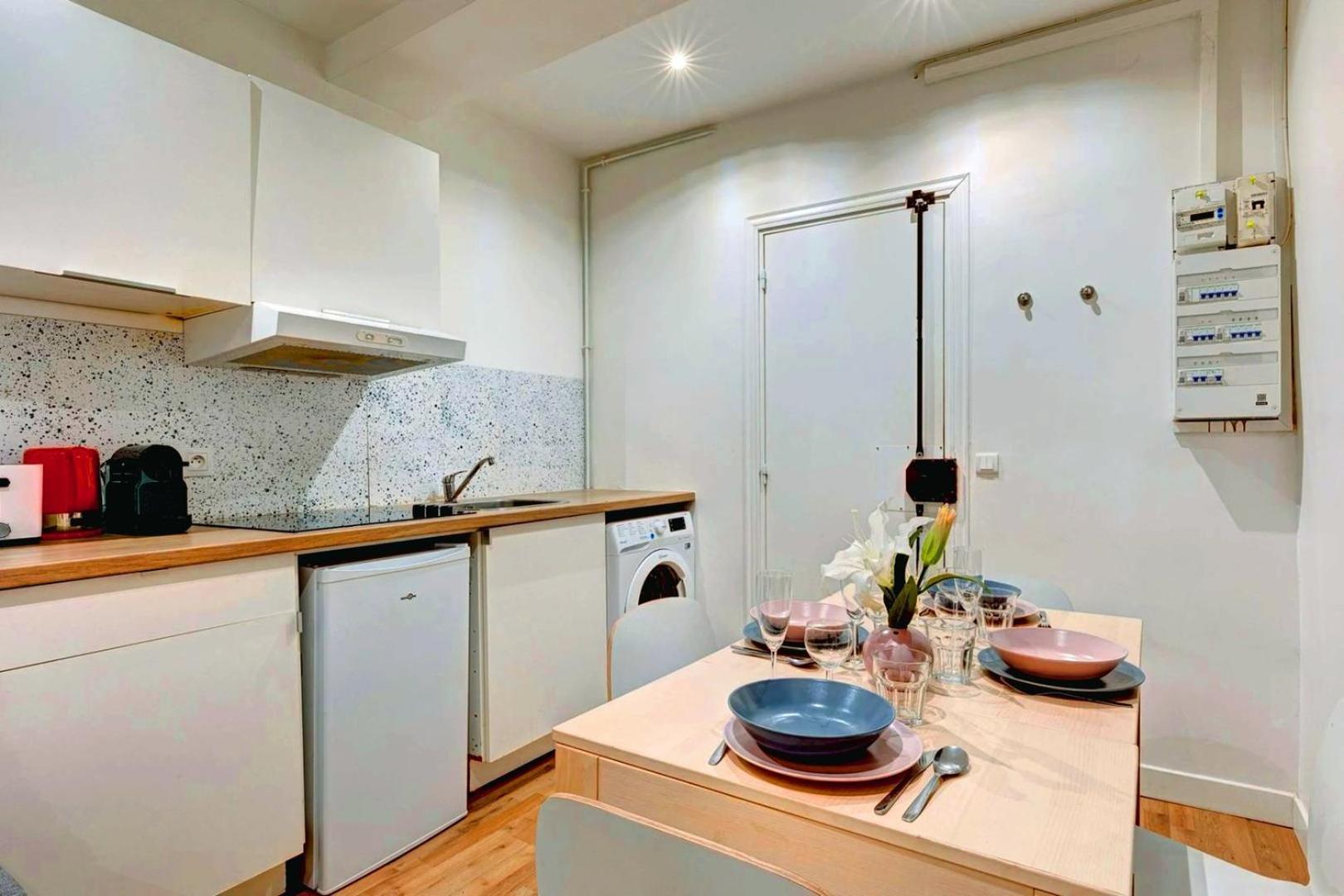251 Foy - Superb In Paris