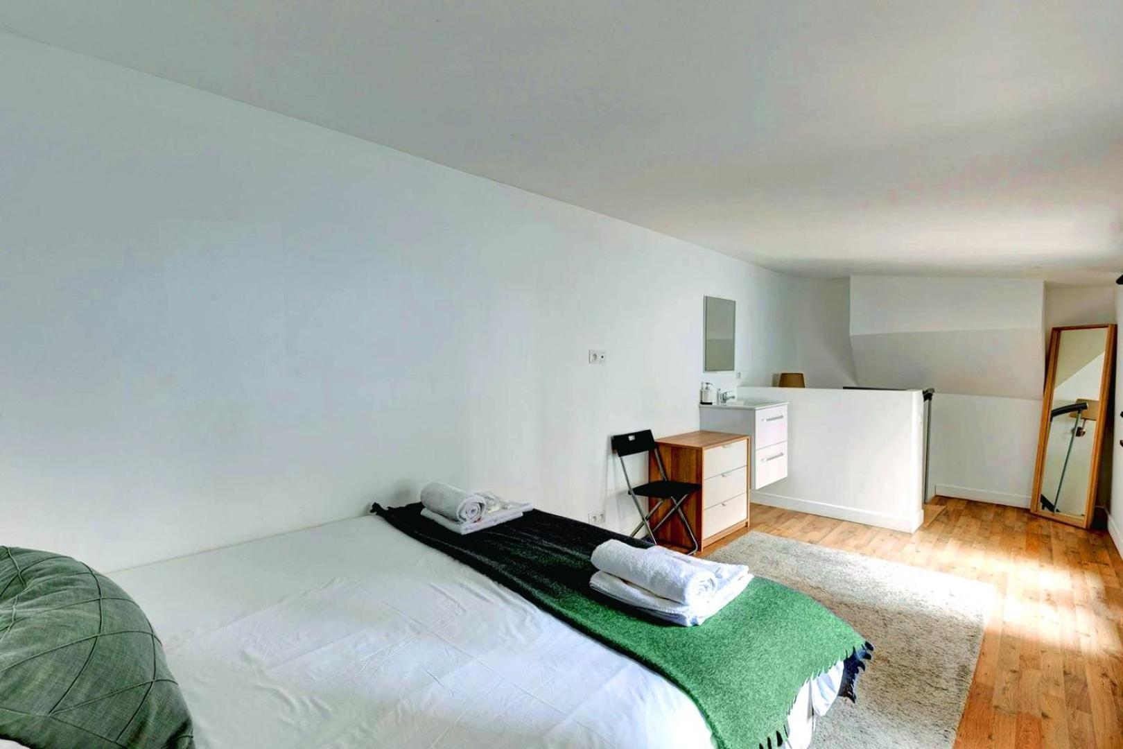 251 Foy - Superb In * Paris