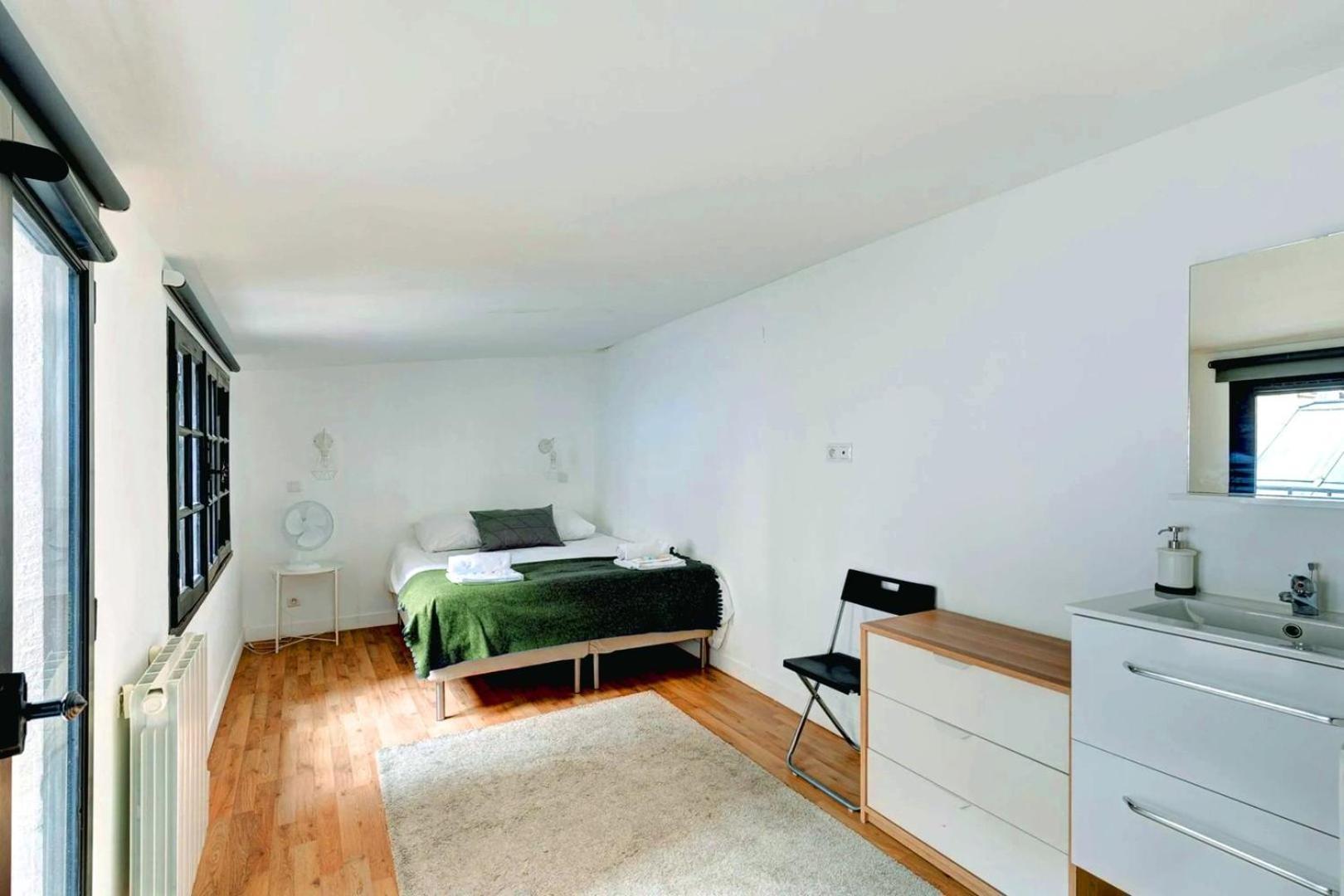 251 Foy - Superb In * Paris