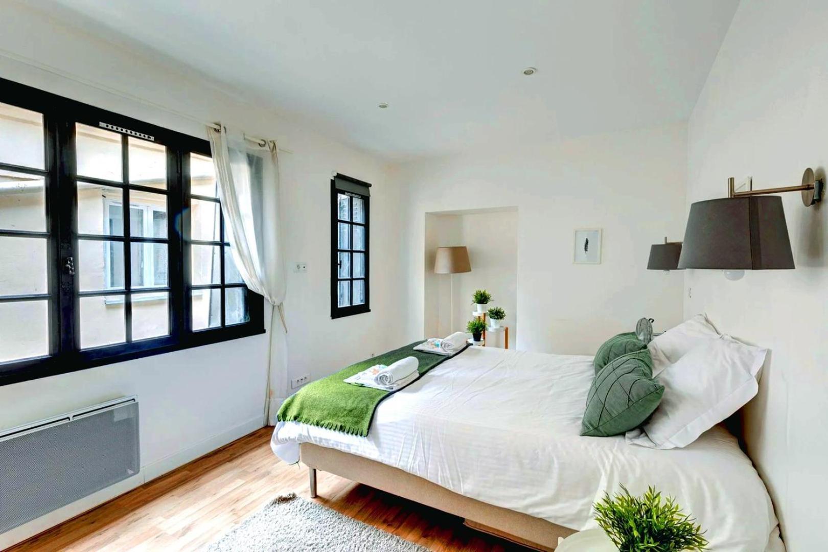 251 Foy - Superb In Paris