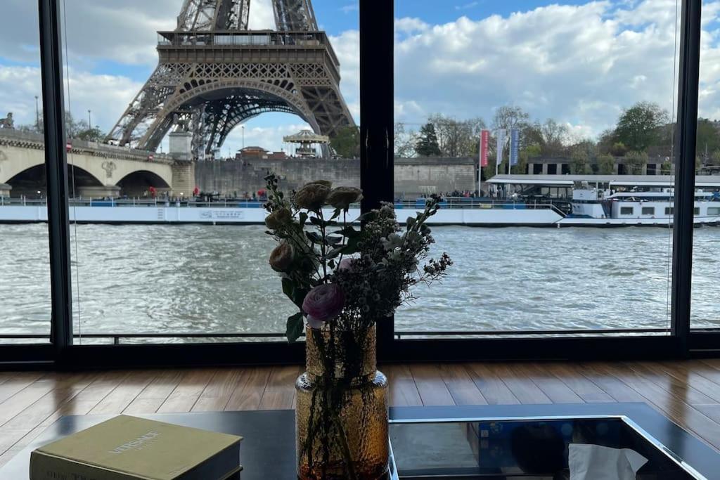 Apartment Mind-blowing Eiffel Tower Houseboat *