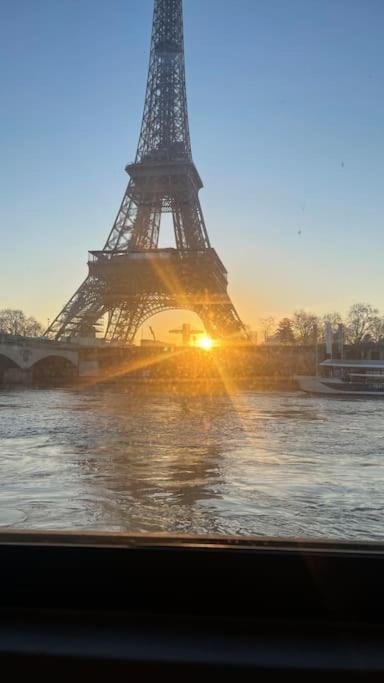 Apartment Mind-blowing Eiffel Tower Houseboat Paris