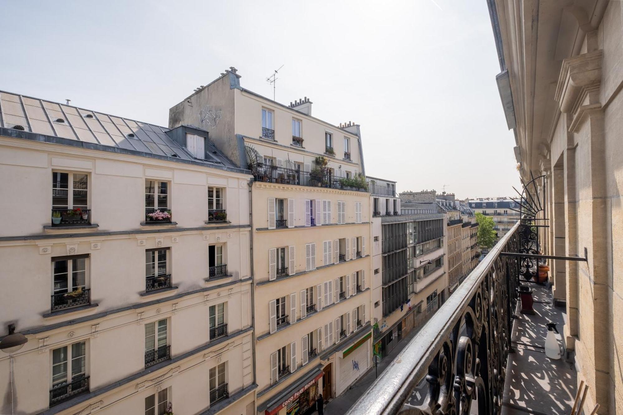 Veeve - Mid-century Mystique Apartment Paris