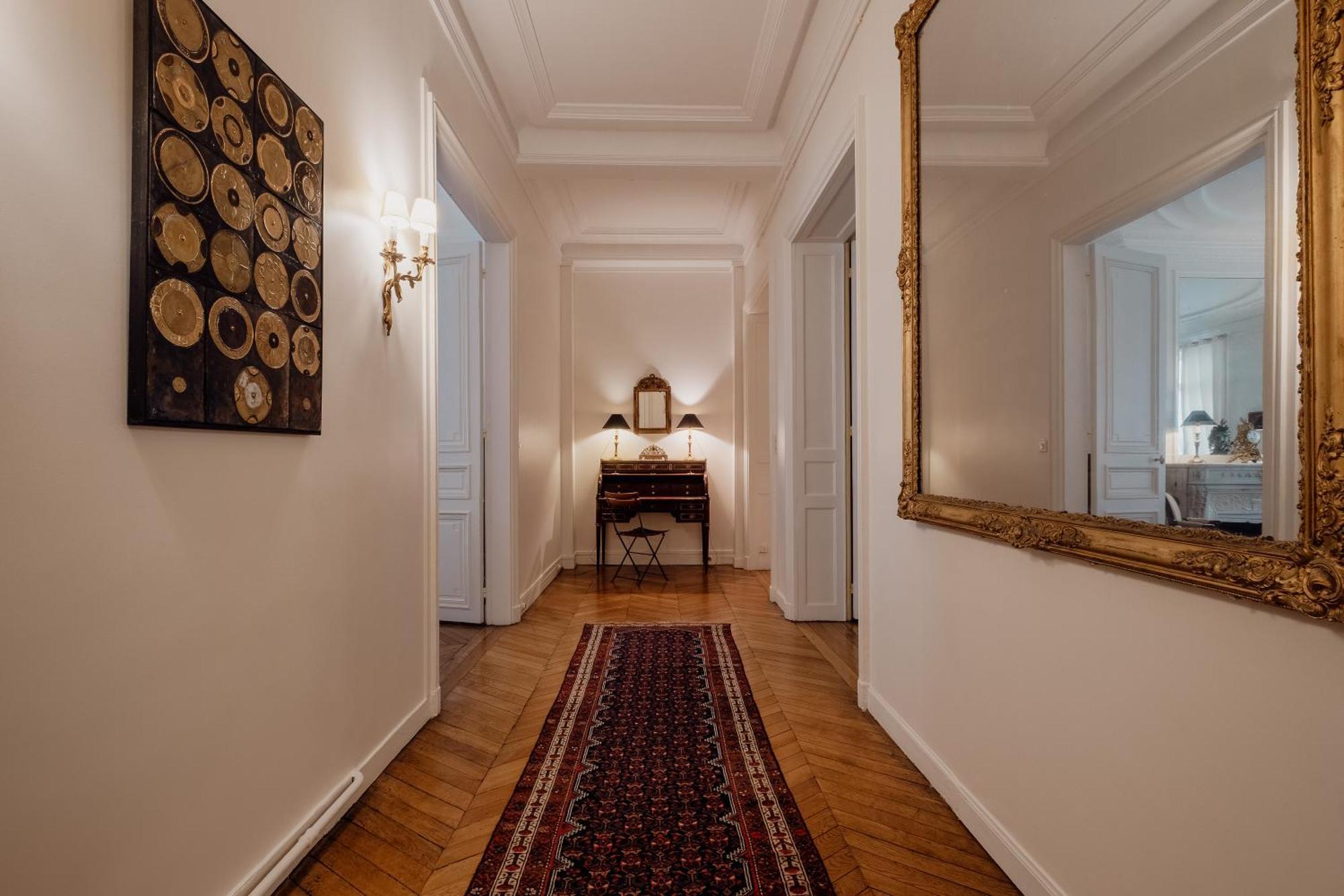 Veeve - Gilded Dreams Apartment