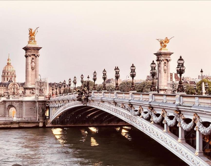 Exposition - Eiffel Tower Apartment