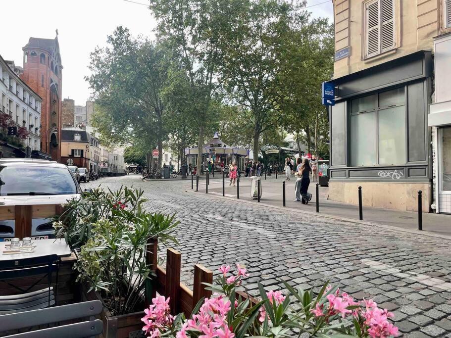 Superbe Montmartre, Rue Des Abbesses * Paris