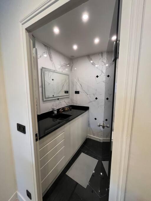Studio Champs Elysees Apartment Paris