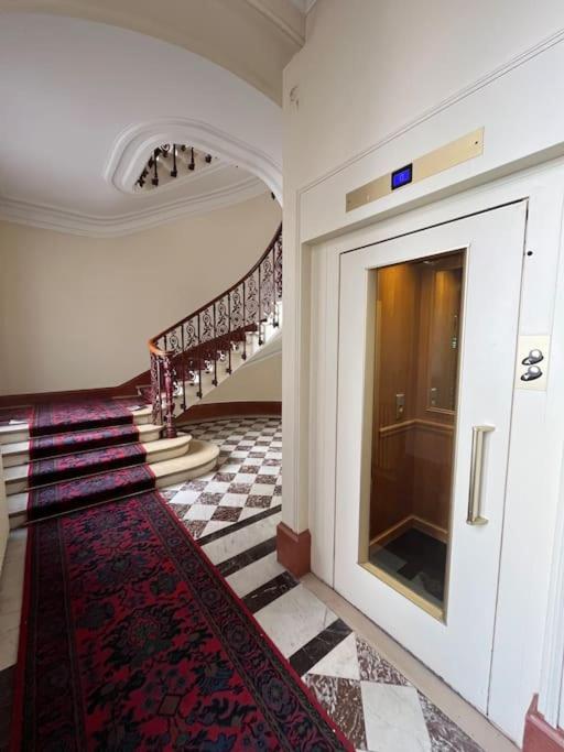 Apartment Studio Champs Elysees Paris