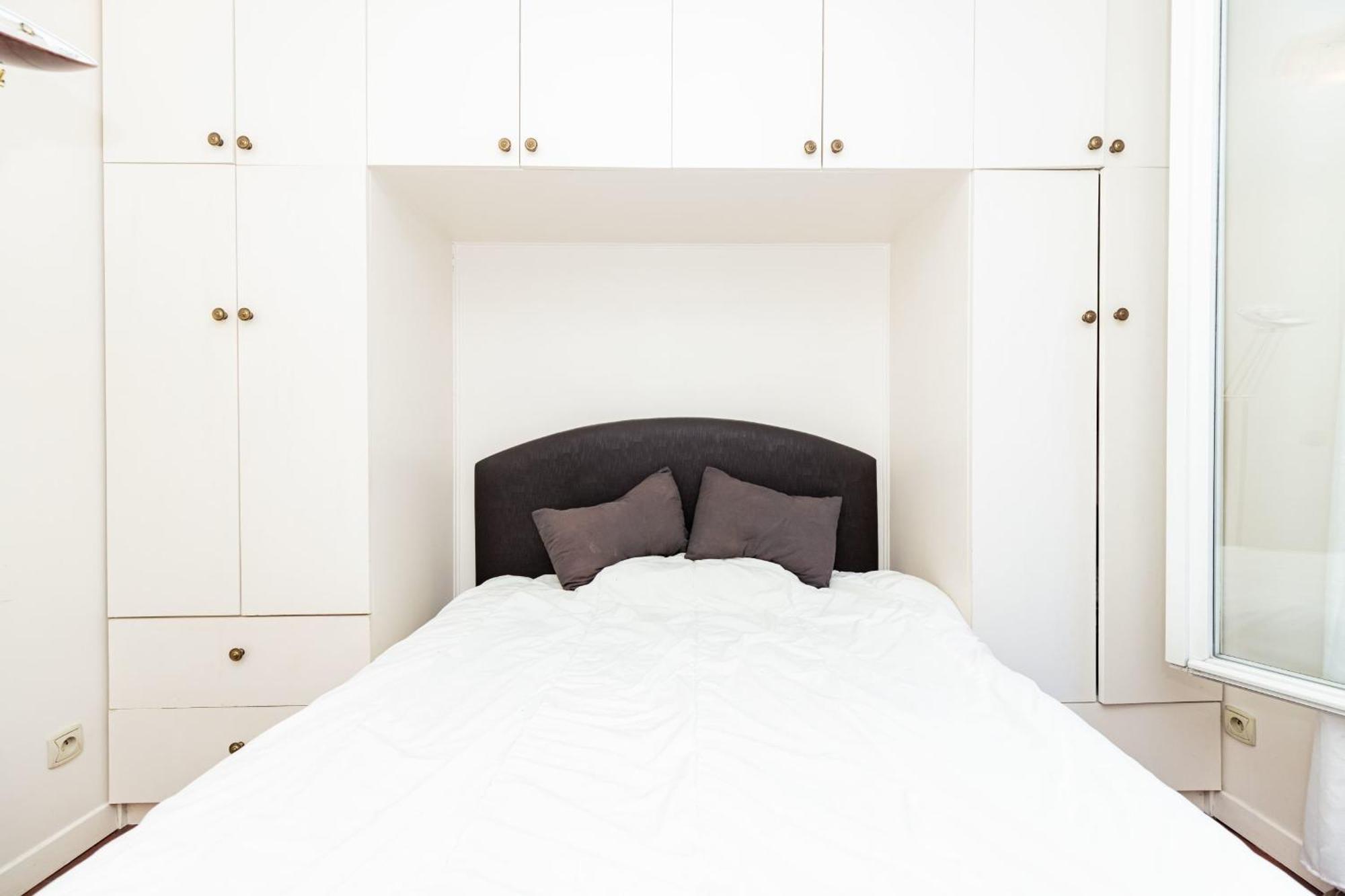 Cocoon And Bright T1 In A Quiet Neighborhood Apartment *