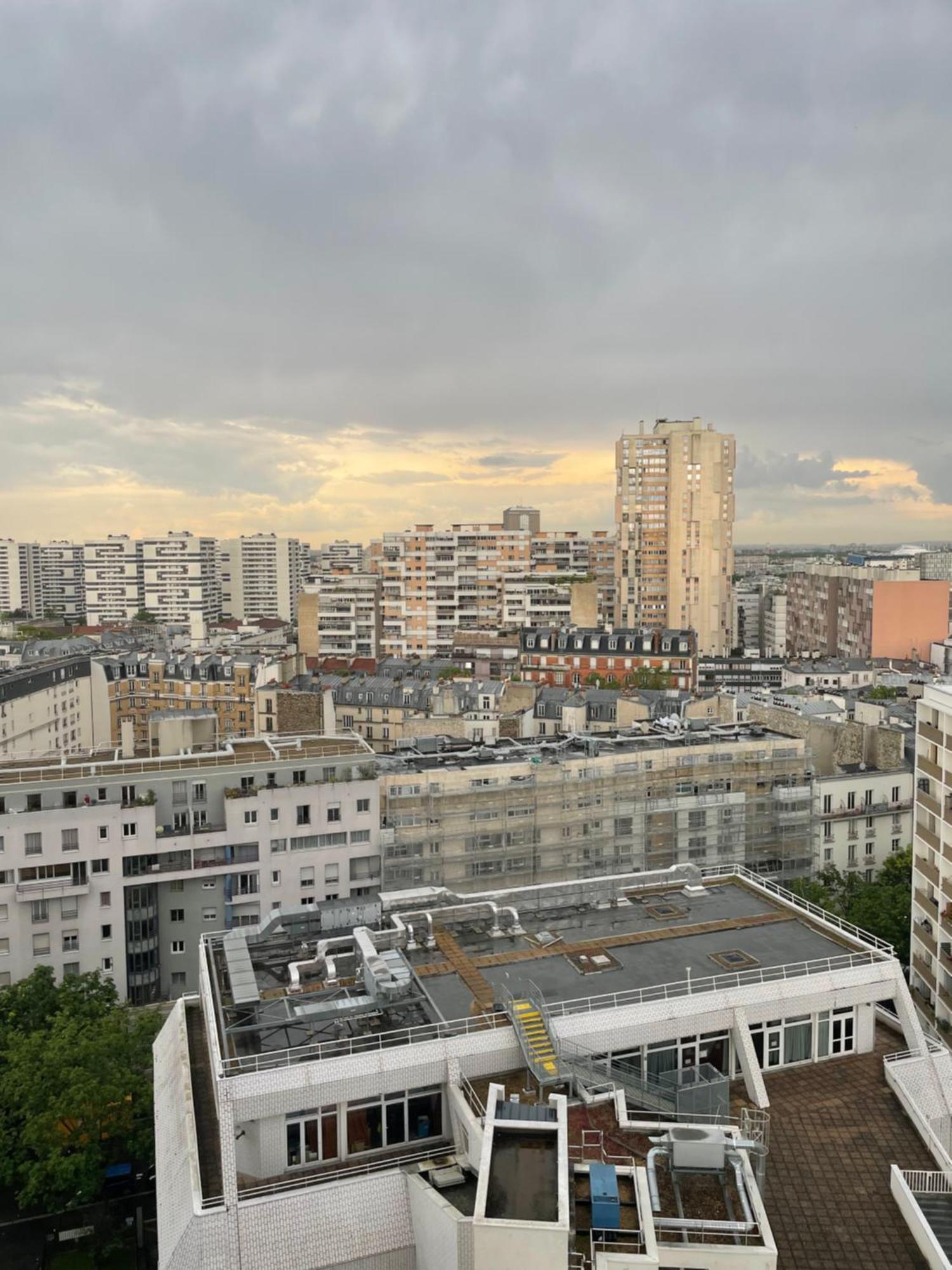 Avec Salle De Bain A Partager - Paris