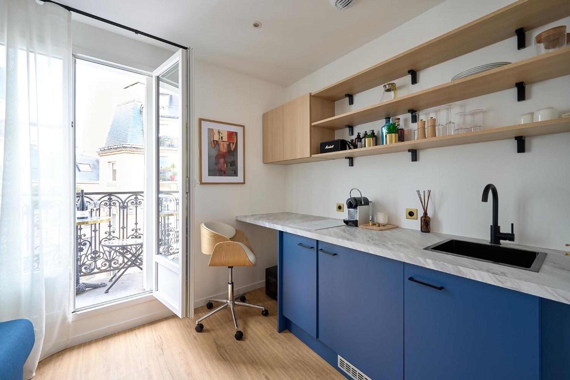 Design Equipe Avec Balcon Apartment Paris