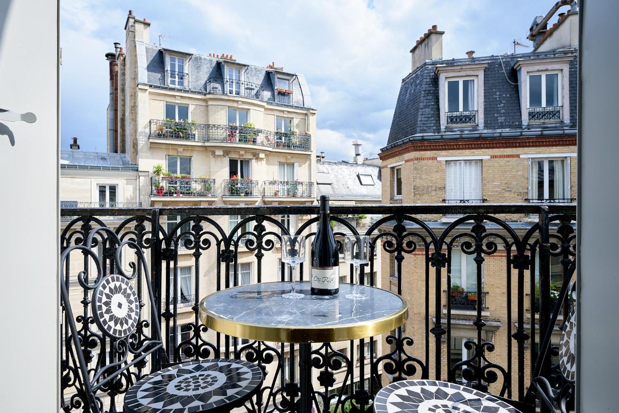 Design Equipe Avec Balcon Apartment *