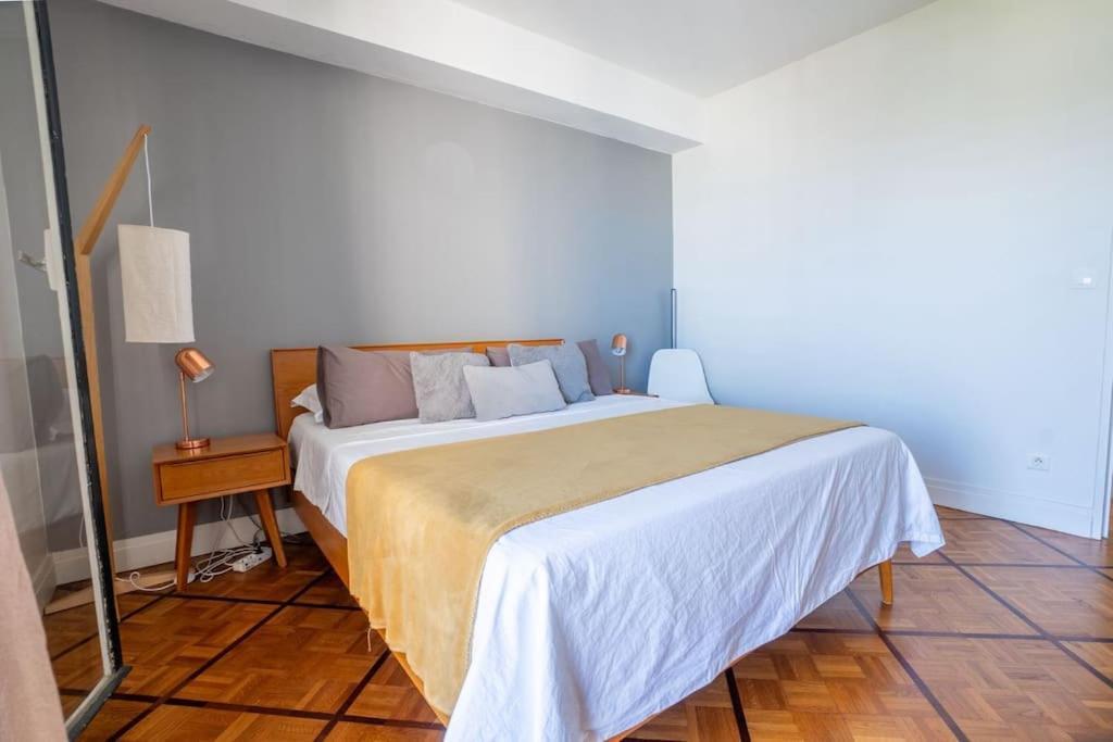 Charming 1br Flat With Balcony - Central Apartment *