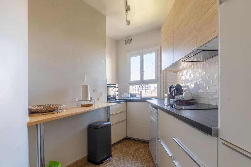 Apartment Charming 1br Flat With Balcony - Central Paris